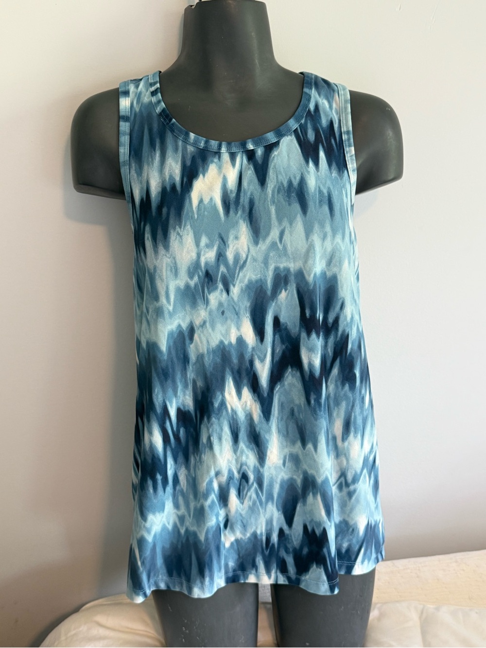 Old Navy Blue & White Wave-Print Sleeveless Tank with openings in back ladies M